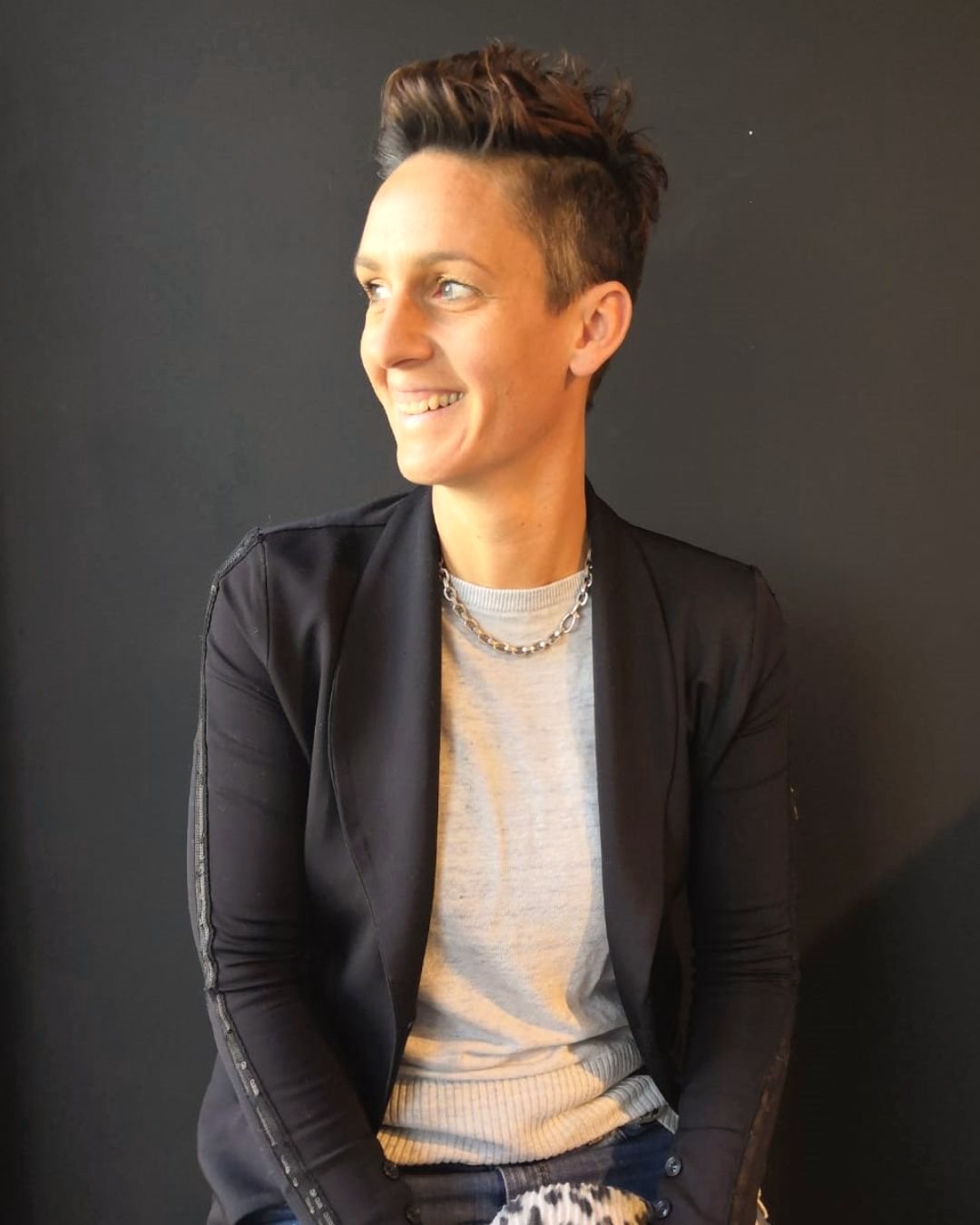Porträt von Franziska Ebertowski im schwarzen Blazer, lächelnd